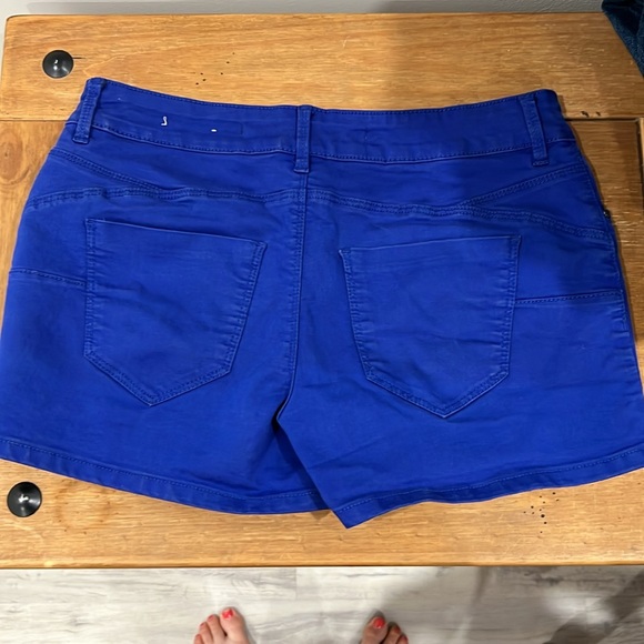 Brody Jeans Shorts. Size W27/L3. Stretchy Material. Excellent condition. - Picture 2 of 2
